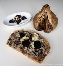 Schwarzer Knoblauch Knoblauchbutter Mit Schwarzem Knoblauch Fermentiertetr Knoblauch Black Garlic Gesund Und Geschma Knoblauch Knoblauch Rezepte Food Blogs