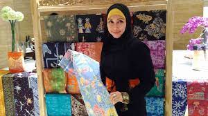 Sarung dan kain batik merupakan salah satu ciri khas dalam busana masyarakat betawi yang digunakan oleh para perempuan. Warna Merah Pada Batik Betawi Bermakna Cara Golden
