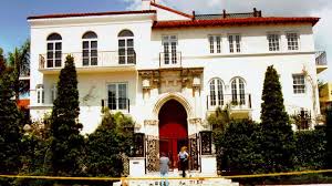 Who are the heirs of gianni versace company? Nur Fiktion Versace Familie Beklagt Sich Uber Netflix Doku Stern De