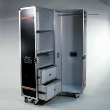 Die im schrank auf maß verbauten rollen sorgen für dauerhafte laufruhe der schiebetür. Pin Auf Reinvent The Steamer Trunk