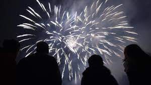 Le duo thomas sotto et julia vignali a été nommé par la direction de france télévisions pour lui succéder. Petards Et Feux D Artifice Interdits Dans Le Nord Pour Noel Et Nouvel An