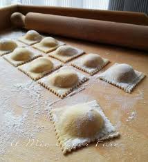 Ravioli Con Radicchio E Ricotta Primo Piatto Raffinato E Gustoso Pasta Fresca All Uovo Fatta In Casa Con Un Ripieno Ricette Pasti Italiani Ricette Di Cucina