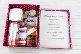 Wellness aus der tüte von tanjas kreativecke auf dawanda.com badesalz, tee kerze schokolade. Schone Diy Geschenkidee Fur Frauen Wellness Paket