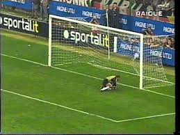 Bagno di folla per l'arrivo del bus dei bianconeri allo stadio. Trofeo Luigi Berlusconi 2000 Ac Milan Vs Juventus 2 2 6 7 D C R 2000 08 27 Youtube