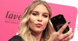 She is an actress, known for look who's back (2015). Dagi Bee Digital Detox Sie Loscht Tiktok Und Entfolgt Allen Auf Instagram Bunte De