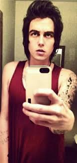 I looked over to the house next to me.i saw a man who was pretty short and was holding a little girl,he and i said i knew he went to a local high school (phoenix) and the employee pipped up and said, you know he worked here, in this hot topic and cut hair downstairs? Kellin Quinn Cute Face Not A Fan Of The Hair Tho Vic And Kellin Sleeping With Sirens Kellin Quinn