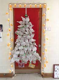 30 Hospital Christmas Decorations That Show Medical Staff Are The Most Creative People Ever Unique Christmas Door Decorations Office Christmas Decorations Door Decorations Classroom Christmas