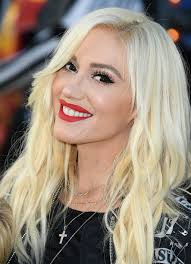 Gwen Stefani With Her Current Platinum Hair Gwen Stefani Hair Natural Hair Styles Beach Blonde Hair Color