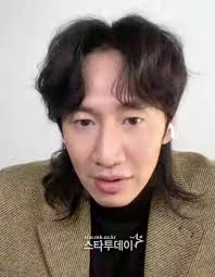 Mới đây, thông tin nam diễn viên lee kwang soo đang hẹn hò với nữ diễn viên xinh đẹp lee sun bin đang khiến người hâm mộ phát cuồng. How About Bum Banner Lee Kwang Soo Hair Style