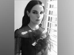 Circus artiste, artist, and serial mum. Schitt S Creek Star Emily Hampshire To Feature In Mary Hartman Mary Hartman Remake