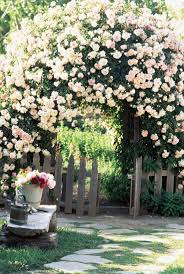 Arche Fleurie 11 Facons De L Inviter Dans Le Jardin Jardins Entree Du Jardin Amenagement Jardin