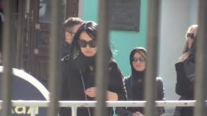 Все присутствующие на похоронах горько плакали привезя гроб с телом певицы на кладбище, родственники открыли крышку, чтобы все желающие могли в последний раз увидеть жанну и. Kto Zanimalsya Pohoronami Zhanny Friske Proshanie S Zhannoj Friske Foto Video Kto Iz Znamenitostej Byl Zamechen Na Pohoronah