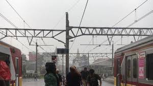 Cara menggunakan s … esuatu d. Bogor Turun Hujan Masyarakat Ucap Syukur Pedagang Dan Jasa Ojek Payung Banjir Orderan Di Stasiun Halaman All Tribun Jakarta