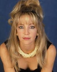 Heather Locklear Heather Deen Locklear es una actriz estadounidense,  principalmente de series, películas y televisión. Es conocida  principalmente por sus actuaciones como la oficial Stacy Sheridan, joven  compañera del personaje de William