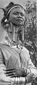 Richtiger weise sind es zwei stränge, die schneckenförmig gebogen werden. Afrikanische Madchen Mit Ringen Am Hals Langer Halskaren