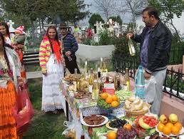 Fiecare femeie aduce cu ea un stergar strans la un capat si legat cu o lumanare. Pastele Blajinilor È™tiri Din Banat