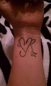 The default object pronouns o/a/os/as change to lo/la/los/las when they follow a verb that ends in r , s or z , and to no/na/nos/nas when they follow a verb that ends in a nasal sound. Tattoo Of Initials S And R For My Kids Formed With A Heart Heart Tattoo Tattoos Tattoo Designs