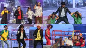 Bersiaran secara langsung setiap minggu pada hari jumaat jam 9 malam program ini juga menampilkan selebriti terkenal iaitu datuk awie, nora danish dan altimet sebagai juri tetap muzikal lawak superstar. Muzikal Lawak Superstar 2019 Minggu 2 Botak