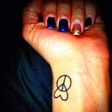 Pour changer d'humeur comme de style. Epingle Par Candy Kirshner Sur Fashion Tatouage Ecriture Tatouage Tatoo