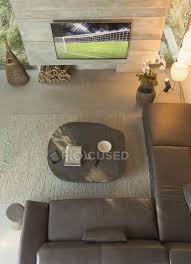 Sala moderno 2020 juego de comedor 2020. Vista Desde Arriba Juego De Futbol En La Television En La Moderna Casa De Lujo Escaparate Sala De Estar Interior Riqueza Ausencia Stock Photo 199377570