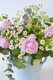 Rosa Pfingstrosen Sarah Bernhardt Mit Kamille Frauenmanktel Und Eukalyptus Cinerea Weitere Id Pfingstrosenstrauss Blumenstrauss Geburtstag Hochzeitsblumen