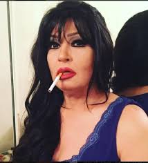 طمأنت الفنانة المصرية فيفي عبده المتابعين على تحسن وضعها الصحي، وعودتها الى منزلها من المستشفى، بعد إجرائها عملية في ظهرها، نتيجة خطأ طبي. ÙÙŠÙÙŠ Ø¹Ø¨Ø¯Ù‡ ØªÙƒØ´Ù Ø³Ø± Ù…Ø±Ø¶Ù‡Ø§ ÙˆØ¥ØµØ§Ø¨ØªÙ‡Ø§ Ø¨Ø§Ù„Ø´Ù„Ù„ ÙÙŠØ¯ÙŠÙˆ Ø§Ù„ÙˆÙØ¯