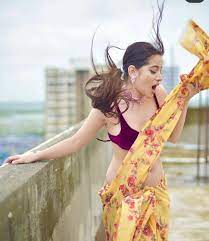 Urfi Javed के ऐसे लुक्स, जिसे देख लोगों ने कहा...इसे क्या हो गया - Lalluram