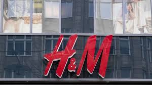 Rythme de travail assez soutenu, mais j'ai été très contente de mon expérience chez h&m> tout le monde se tutoie, du directeur à l'employé vendeur/vendeuse, évolution au sein de l'entreprise très intéressante (un employé vendeur était formé. H M Va Fermer Un Sixieme Magasin Sous Le Coup De La Crise L Echo