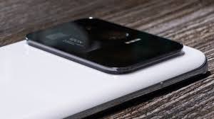 The giant camera bump makes the phone unwieldy, and not only does the rear display not bring any important features, we also found it got in the way frequently. Uzbhz04wozmuem