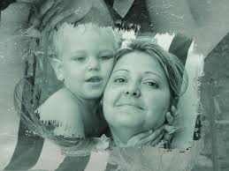 J'ai retrouvé ma DS tout à l'heure, alors j'ai regardé ce qu'il y avait  dedans, et je suis tombée sur des vidéos qu'on avait faites tous les  quatreLily, Lucas, Théo et moi.