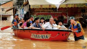 В результате наводнения в китае погибли 25 человек, пропали без вести минимум 10, порядка 200 тысяч эвакуированы из пострадавших районов. Tajfun I Navodneniya V Kitae Unesli Bolee 100 Zhiznej Bbc News Russkaya Sluzhba