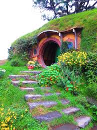Des Toits Vegetaux Pour Tous Les Gouts Maisons Folles Maison De Hobbit Maisons Souterraines