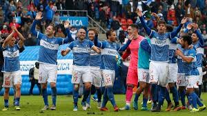 Le livre numérique (en anglais : Los Cruzados Se Acercan Al Titulo Tras Vencer A Colo Colo Radio Paulina