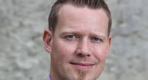 Nu springer Steen Petersen op som en trold af en æske