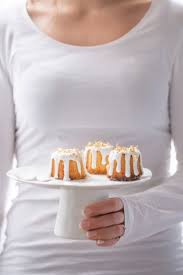 Gebrannte Mandeln Kuchen Mit Blattgold Canneles Edible Gold Leaf Sweet Recipes Desserts Food Photography