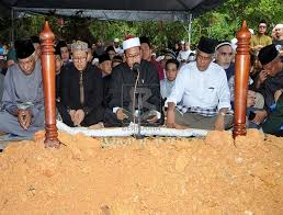 Jenazah allahyarham sebelum itu dimandikan dan disolatkan ahli keluarga, kenalan. Bernama Hassan Azhari Buried At Shah Alam Royal Mausoleum