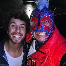 Ya estoy convenciendo al @juanpazurita que pelee en supernova y que se suba  #alVolante. A cuál se animara primero? #pelucheenelestuche #escorpiondorado