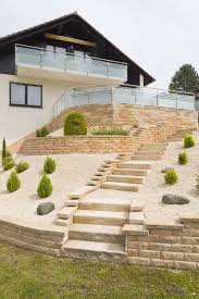 Haus Auf Strassenebene Mit Garten Am Hang Kein Problem Entscheiden Sie Sich F Haus Auf Strassenebene Mit Garten In 2020 Garten Am Hang Steinmauer Garten Gartentreppe