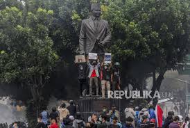 Maybe you would like to learn more about one of these? Anies Khawatir Muncul Klaster Covid Dari Kalangan Pendemo Republika Online