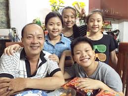 Trong thời điểm khán giả đang có cái nhìn khắt khe với việc giữ gìn hình ảnh của nghệ sĩ khi nsưt đức hải không chỉ nổi tiếng với vai trò là một nhà nghệ sĩ mà còn tham gia nhiều chương trình truyền hình, là mc và còn là một giảng viên. NsÆ°t Ä'á»©c Háº£i Toi Nuong Chiá»u Cac Con Vnexpress Giáº£i Tri