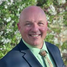 Kirsten Lennon's Instagram, Twitter & Facebook