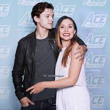 Tom hiddleston and elizabeth olsen attend the uk fan event to celebrate the release of marvel studios' 'avengers: Pin By Slade Romanov On Spiderwitch Elizabeth Olsen Scarlet Witch Marvel Tom Holland