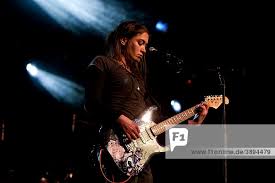 «unglaublich, les touristes gewinnen den kleinen prix walo und packen einen stern in ihr neben dem basler sieg in der kategorie «band» konnte noch eine weitere basler formation einen stern. Sara Plozza Bass Singer Of The Swiss Dialect Band Les Touristes Live In The Scha A R Lucerne Switzerland Europe