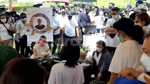 Tuhan adalah pemilik hidup manusia, ia juga yang telah memanggil saudara kita ini. Menangis Di Makam Raditya Oloan Joanna Alexandra Dikuatkan Sang Anak Suara Kalbar