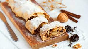 Lo strudel di mele è un dolce classico della tradizione del sud tirol, realizzato con una pasta sottilissima arrotolata che avvolge un ripieno di mele, uvetta e pinoli aromatizzato alla cannella. Strudel Di Mele Originale Com E Nato Questo Dolce Altoatesino Pg Magazine
