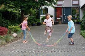 afwatering water in de tuin is onmisbaar maar wateroverlast is niet wenselijk zonder water geen mooie tuin met bloeiers e hovenieren afwateringen tuinaanleg