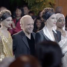 Gianni versace, italian fashion designer known for his daring fashions and glamorous lifestyle. Recap The Assassination Of Gianni Versace Episode 2