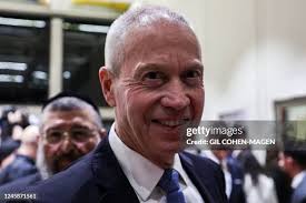 700 Call Gil Photos & High Res Pictures