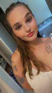 Booking in for some new headshots soon, also getting 1 full length photo.  Can anyone show me full their full length photos? Just need an idea of what  to do with it🥰