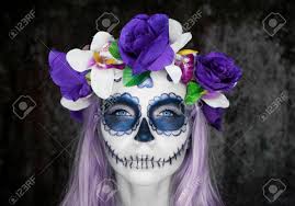 J'ai gardé ce look de cranes de morts basique en n'utilisant que des bruns et des noirs, mais n'ayez pas peur d'expérimenter avec les couleurs aussi. Closeup Visage De Femme Avec Le Maquillage De Crane De Sucre Mexicain Et Une Couronne De Fleurs Regardant Dans La Camera Concept Creatif Artistique Halloween Banque D Images Et Photos Libres De Droits